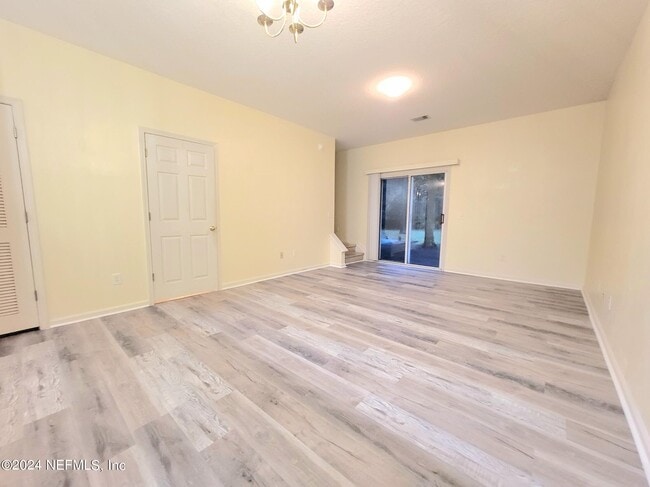 Building Photo - 915 Scrub Jay Dr