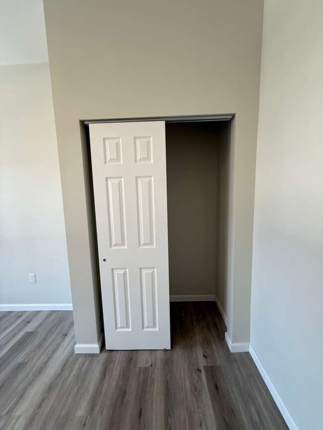 Building Photo - "Charming 2-Bed Oasis in St. Louis City – Spacious 1000 Sq Ft Living at 3215-3217 Nebraska Ave!"