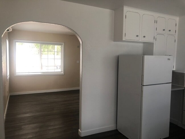 Building Photo - 3-Bedroom 1-Bath (A/C) Private Back Yard - Garage $1,875 (Albany)