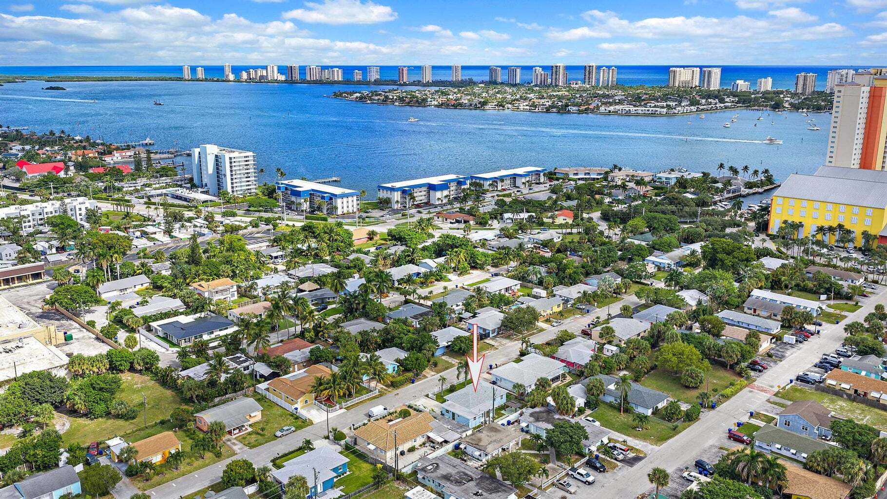 Building Photo - 135 E 28th St