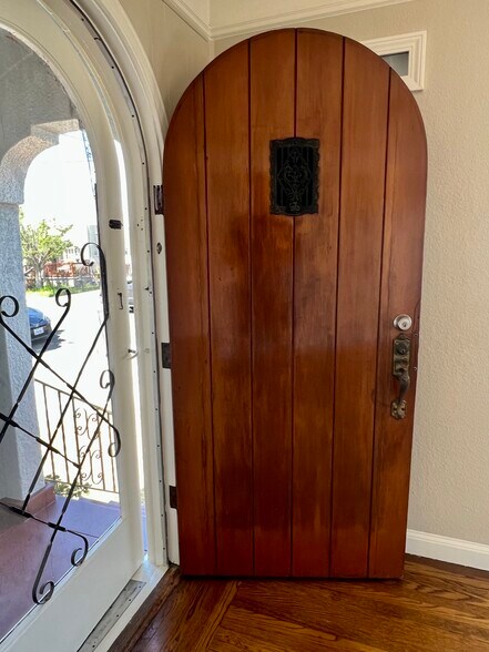 Building Photo - 228 E 17th St