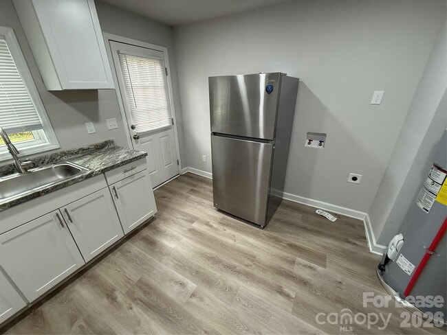 Building Photo - 707 N Main St