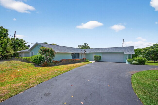 Building Photo - 905 Shore Dr