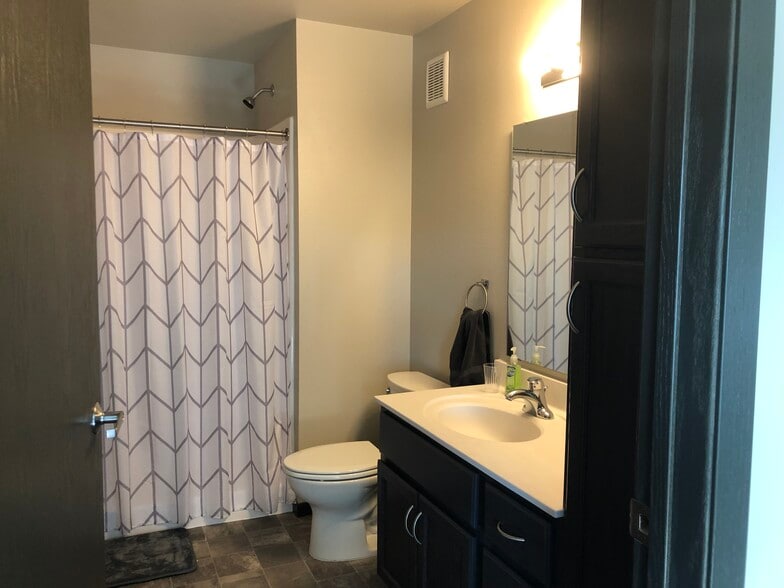 Building Photo - 913 Main Ave