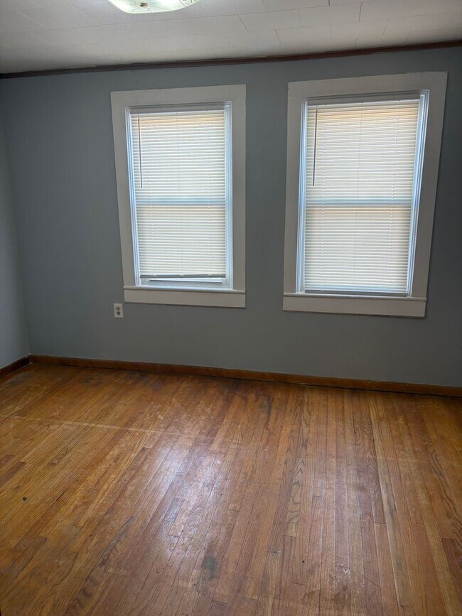 Building Photo - 26 James St