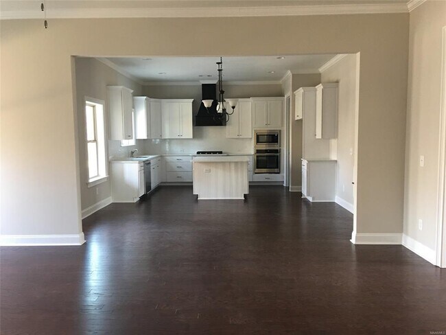 Building Photo - 353 Sydney Dr S