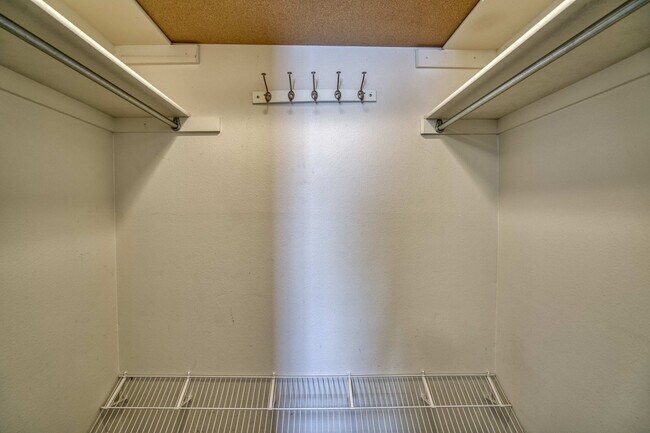 Building Photo - Bright End-Unit Condo – 2 Bed/1 Bath, Single-Level, No Stairs!