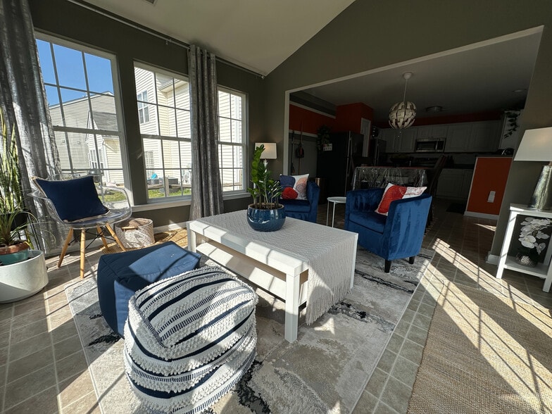 Building Photo - Room in House on Sunburst Ln