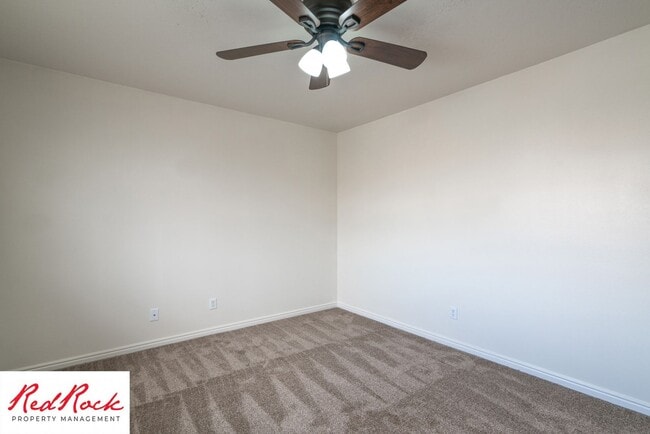 Building Photo - 2 Bedroom Townhome Available