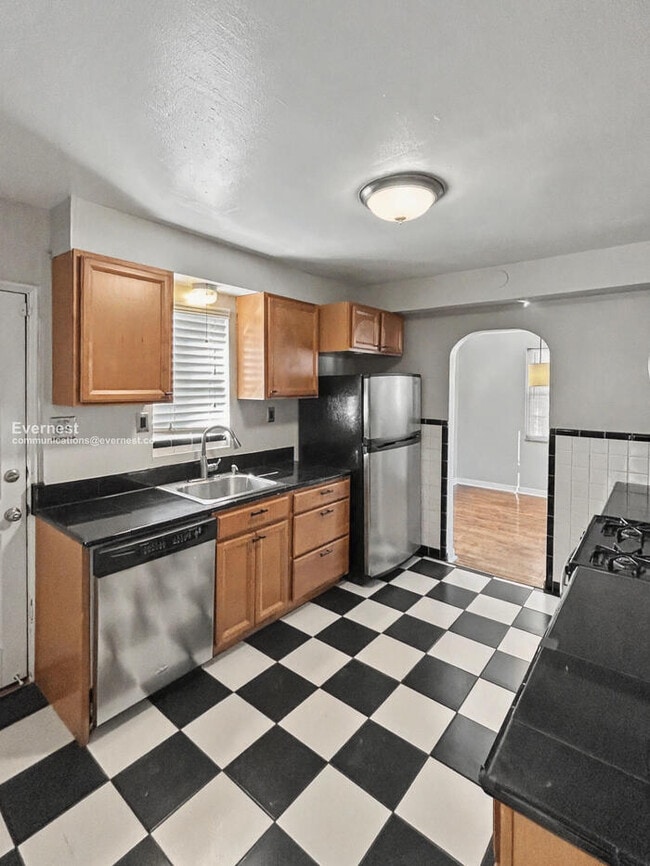 Building Photo - University City Charm Meets Modern Comfort / 4 Beds & 2 Baths / Available Now!