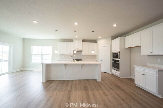 Building Photo - "Spacious 5-Bedroom Retreat with 2.5 Baths...