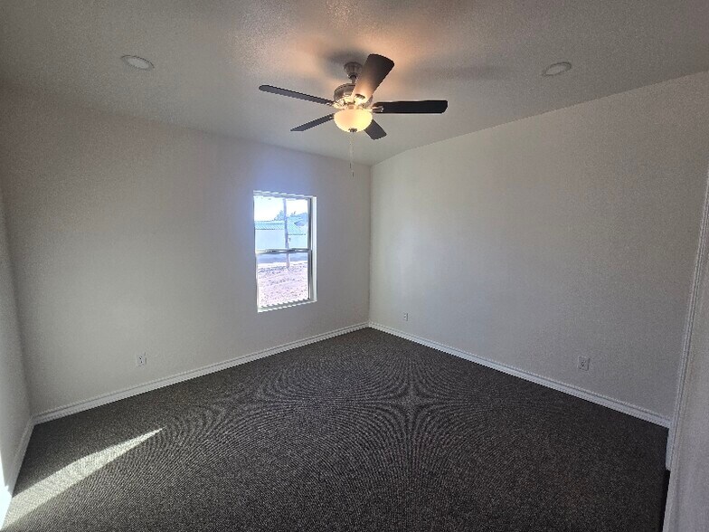 Building Photo - 512 S Hackberry St