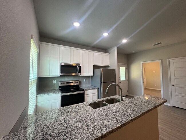 Building Photo - Elegant Home in Seguin!