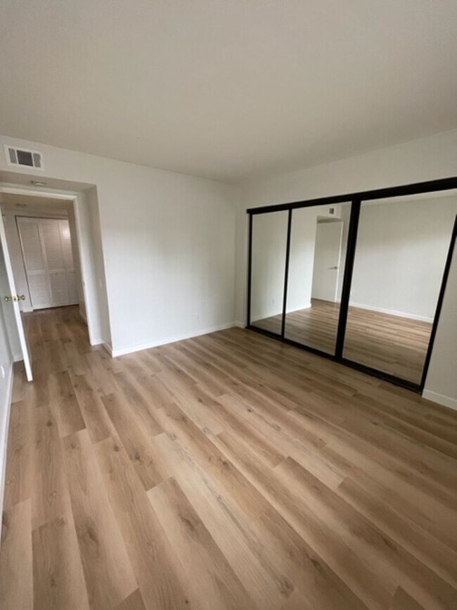 Building Photo - Large 2 Bedroom, 2 Bath Condo with 2 Parki...