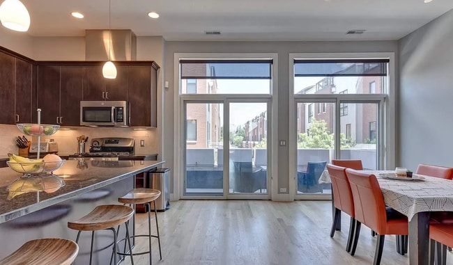 Building Photo - Luxury Downtown Condo!!
