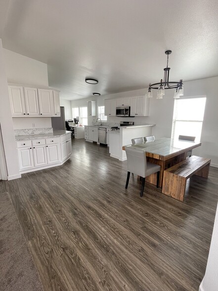Building Photo - 791 Willow Dr