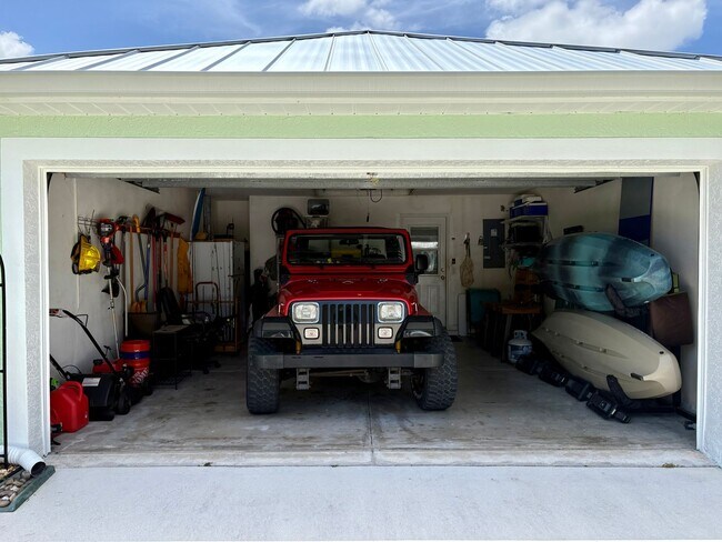 Building Photo - 3/2/2 with huge screened in Patio in The Pines/Jensen Beach