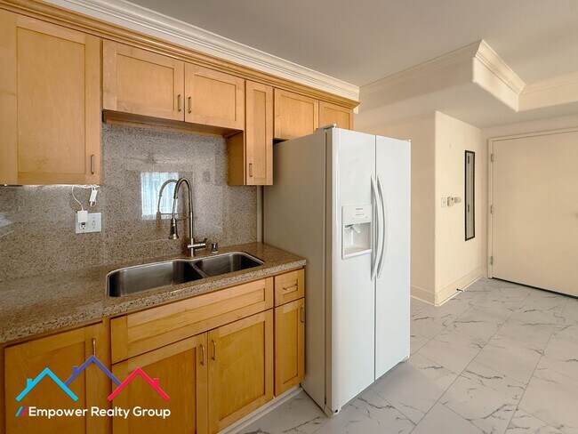 Building Photo - Spacious 3 Bedroom 2 Baths Corner Condo