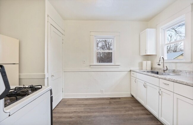 Building Photo - For Rent – Updated 2 Bedroom, 1 Bath Home