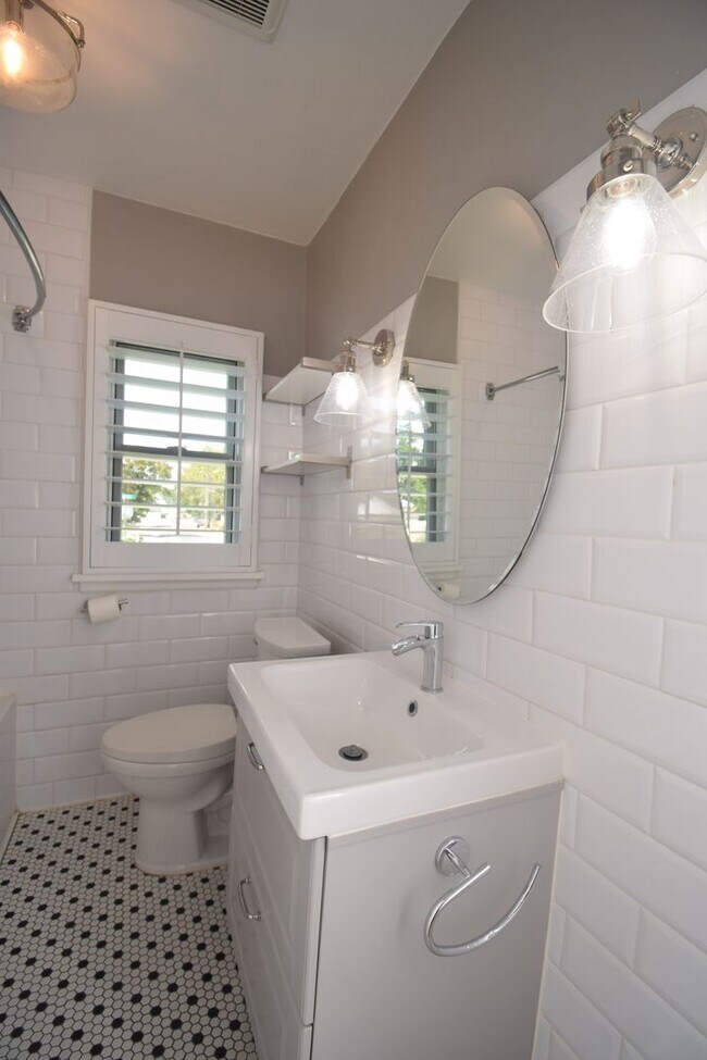 Building Photo - Unique 6 Bedroom Home in Midvale!