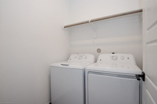 Building Photo - 2054 Johanna Crk Dr