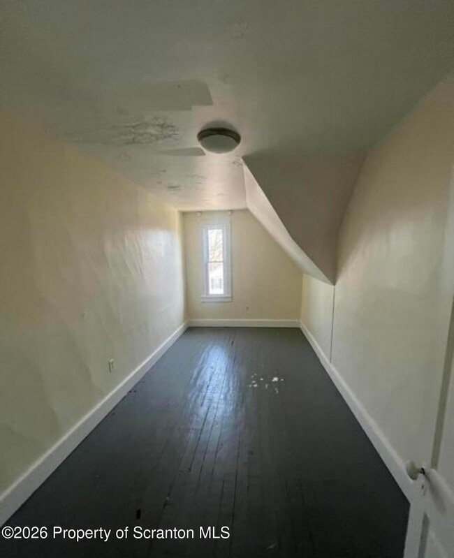 Building Photo - 1351 Capouse Ave