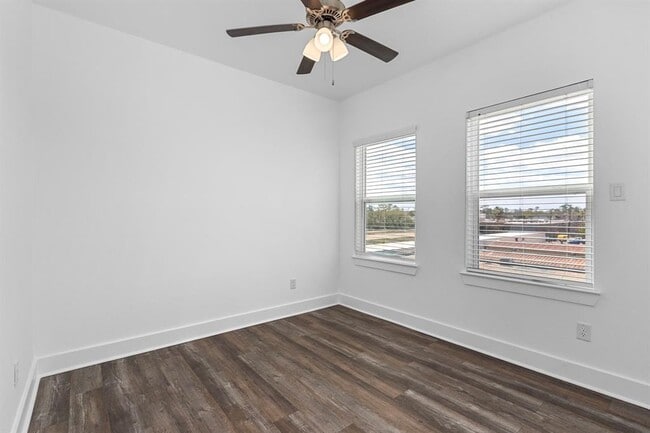 Building Photo - 1739 Cove Cres Ct