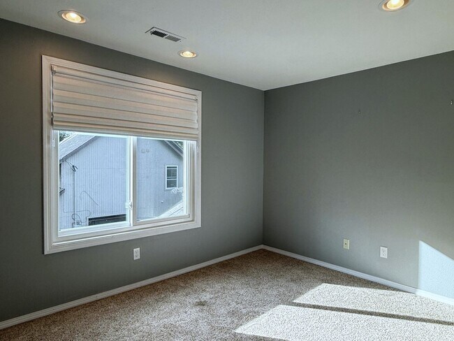 Building Photo - Bright & Spacious 3-Bedroom Home – Ideal for Entertaining & Everyday Comfort