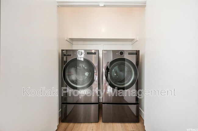 Building Photo - 765 N 400 W