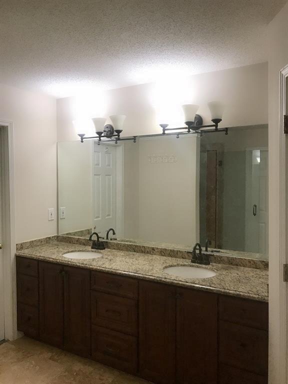 Building Photo - 1060 Lyndhurst Way