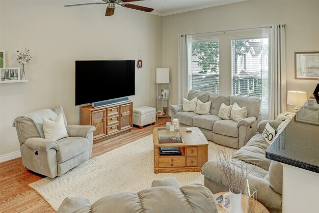 Building Photo - 936 W 26th St