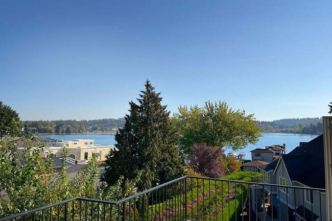 Building Photo - 4bd/4ba Kirkland House