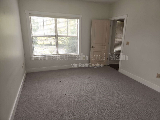 Building Photo - 9 Kenilworth Knolls
