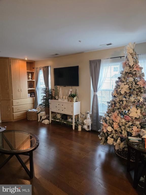 Building Photo - 6007 Riverfront Dr