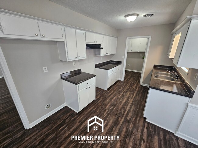 Building Photo - Newly Renovated 5BR Home with 2,334 Sq Ft, Fireplace & Fenced Yard in Memphis