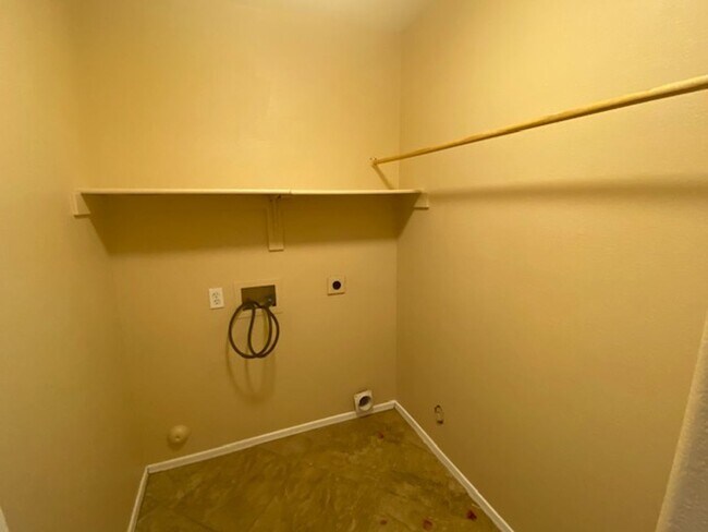 Building Photo - FOR LEASE – 3 BEDROOM, 2.5 BATH TWO STORY HOME WITH COMMUNITY POOL