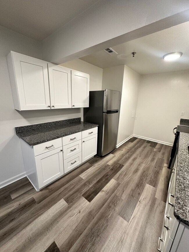 Building Photo - 1 Bedroom Available Collegiate Court  (SUB...