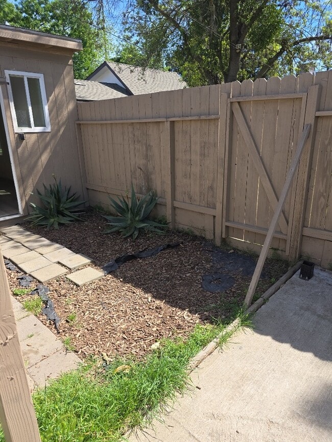 Building Photo - 715 E Roseburg Ave