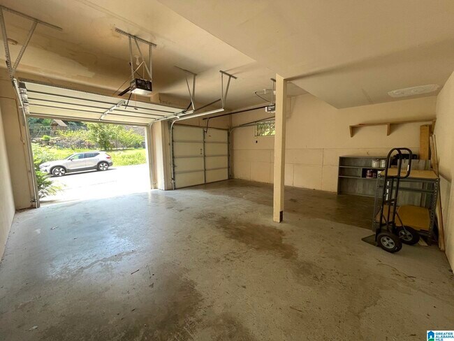 Building Photo - 208 Castlehill Dr