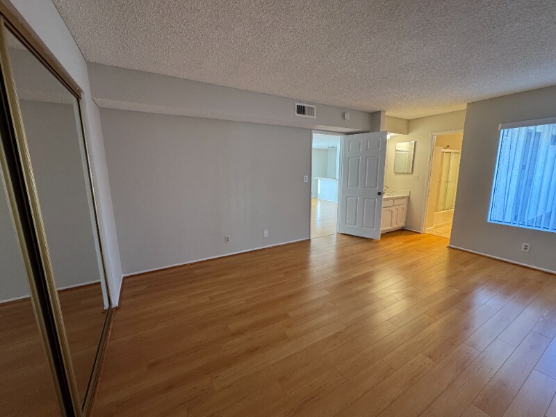 Building Photo - 725 E Providencia Ave