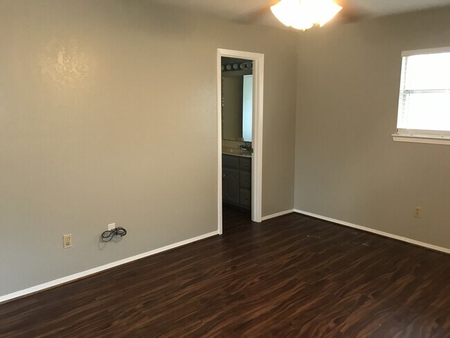 Building Photo - Single Family Home *LEASING SPECIAL AVAILABLE*