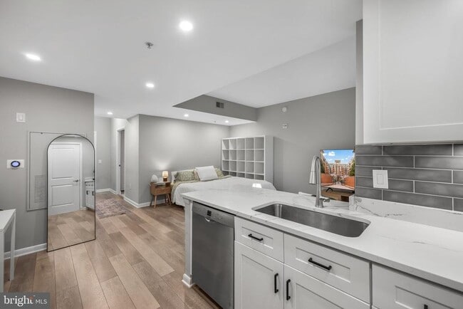 Building Photo - 1021 N Garfield St