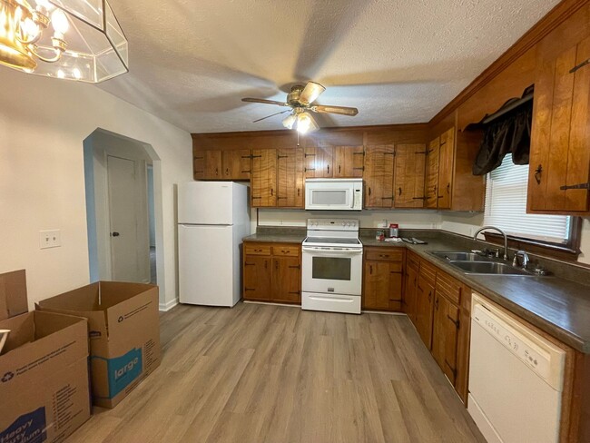 Building Photo - Rustburg Ranch Home