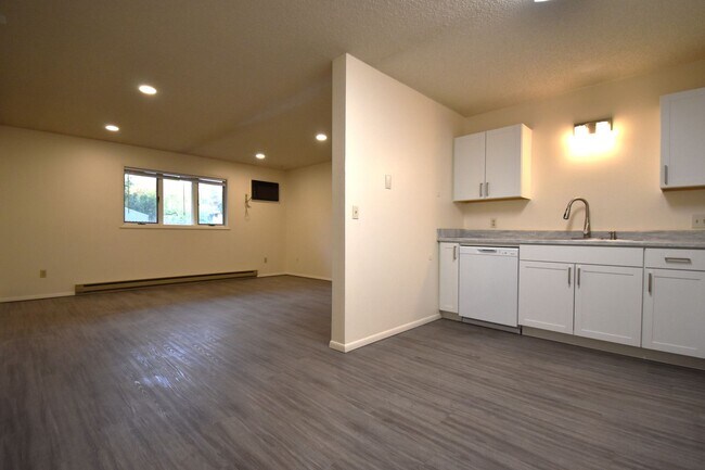 Building Photo - 2BR/1Ba, close to 7th Street, food truck court and shopping