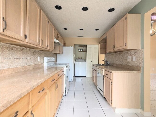 Building Photo - 1322 Sandpiper Blvd