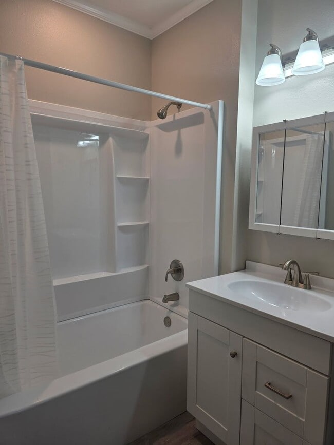 Building Photo - Be the first to lease this Bungalow Beauty!
