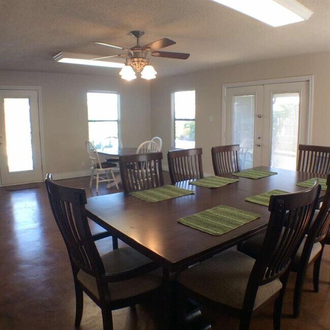 Building Photo - 503 Cozby St N