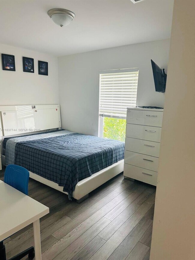 Building Photo - 2524 NE 5th Ave