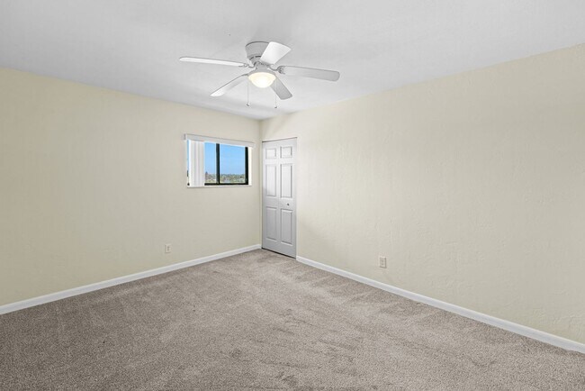 Building Photo - Oceanfront 2 Bedroom Condo with Stunning Views