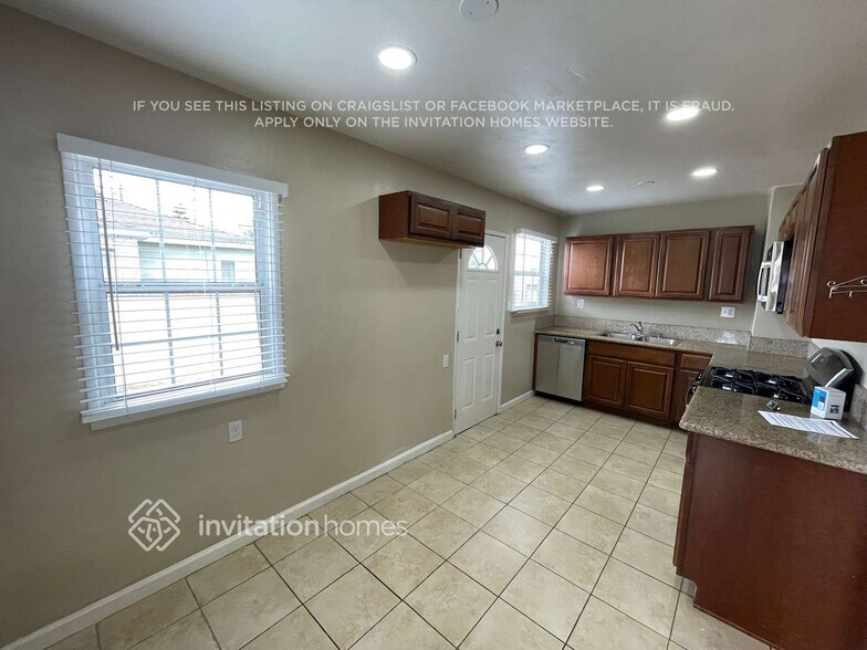 Building Photo - 1310 W 219th St